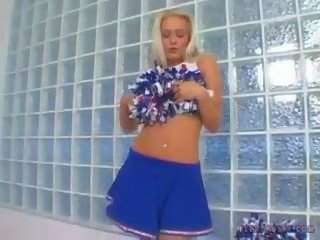Blondinė į palaikymo komanda uniforma masturbacija ir fistingas