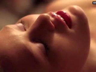 애슐리 hinshaw - 유방을 드러낸 큰 가슴, 스트립 쇼 & 수음 섹스 장면 - 약 벚나무 (2012)