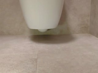 Svůdný nohy v the záchod